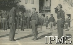 29.11.1945, Ancona, Włochy.
Igrzyska sportowe 2 Korpusu. Gen. Władysław Anders przyjmuje raport od ppłk Ludwika Domonia.
Fot. NN, Instytut Polski i Muzeum im. gen. Sikorskiego w Londynie [album 141 - kronika sportowa 3 DSK i 5 KDP].