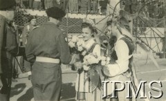 29.11.1945, Ancona, Włochy.Igrzyska sportowe 2 Korpusu. Wręczenie kwiatów dowódcy 2 Korpusu gen. Władysławowi Andersowi.Fot. NN, Instytut Polski i Muzeum im. gen. Sikorskiego w Londynie [album 141 - kronika sportowa 3 DSK i 5 KDP].