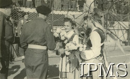 29.11.1945, Ancona, Włochy.
Igrzyska sportowe 2 Korpusu. Wręczenie kwiatów dowódcy 2 Korpusu gen. Władysławowi Andersowi.
Fot. NN, Instytut Polski i Muzeum im. gen. Sikorskiego w Londynie [album 141 - kronika sportowa 3 DSK i 5 KDP].