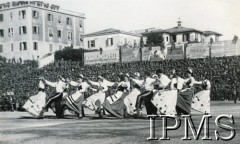 29.11.1945, Ancona, Włochy.
Igrzyska sportowe 2 Korpusu. Występy przed rozpoczęciem zawodów - kobiety i mężczyźni w strojach ludowych tańczą trojaka.
Fot. NN, Instytut Polski i Muzeum im. gen. Sikorskiego w Londynie [album 141 - kronika sportowa 3 DSK i 5 KDP].