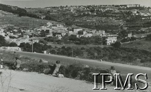 1943, Nazaret, Palestyna.
Polscy żołnierze przy drodze.
Fot. NN, Instytut Polski im. gen. Sikorskiego w Londynie, [album 144 - fot. z Włoch, dar Michniewicza z Buenos Aires 1.01.1961].
