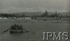 1942, ZSRR.
Wojsko Polskie w Związku Radzieckim, saperzy transportują piechotę na pontonie, w głębi obóz wojskowy.
Fot. NN, Instytut Polski im. gen. Sikorskiego w Londynie, [album 144 - fot. z Włoch, dar Michniewicza z Buenos Aires 1.01.1961].
