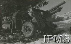 1944-1945, Włochy.
2 Korpus Polski podczas kampanii włoskiej, artylerzyści obsługują działo.
Fot. NN, Instytut Polski im. gen. Sikorskiego w Londynie, [album 144 - fot. z Włoch, dar Michniewicza z Buenos Aires 1.01.1961].
