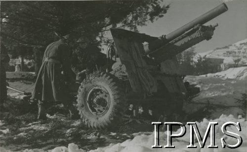 1944-1945, Włochy.
2 Korpus Polski podczas kampanii włoskiej, artylerzyści obsługują działo.
Fot. NN, Instytut Polski im. gen. Sikorskiego w Londynie, [album 144 - fot. z Włoch, dar Michniewicza z Buenos Aires 1.01.1961].
