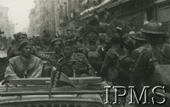 Kwiecień 1945, Bolonia, Włochy.
2 Korpus Polski w wyzwolonym mieście. W samochodzie m.in. gen. Zygmunt Bohusz-Szyszko i gen. Klemens Rudnicki.
Fot. NN, Instytut Polski im. gen. Sikorskiego w Londynie, [album 144 - fot. z Włoch, dar Michniewicza z Buenos Aires 1.01.1961].