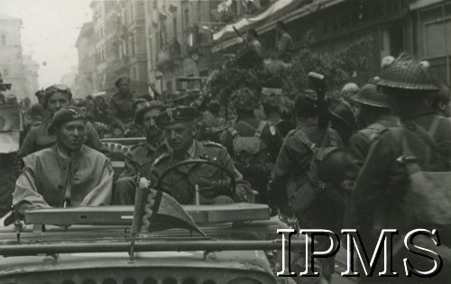 Kwiecień 1945, Bolonia, Włochy.
2 Korpus Polski w wyzwolonym mieście. W samochodzie m.in. gen. Zygmunt Bohusz-Szyszko i gen. Klemens Rudnicki.
Fot. NN, Instytut Polski im. gen. Sikorskiego w Londynie, [album 144 - fot. z Włoch, dar Michniewicza z Buenos Aires 1.01.1961].