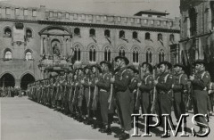 1945, Bolonia, Włochy.
Uroczystość wręczenia żółnierzom polskim medali i dyplomów dziękczynnych za wyzwolenie miasta.
Fot. NN, Instytut Polski im. gen. Sikorskiego w Londynie, [album 144 - fot. z Włoch, dar Michniewicza z Buenos Aires 1.01.1961].
