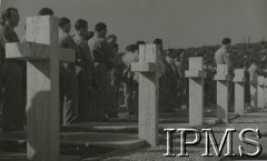 1944-1945, Cassino, Włochy.
Uroczystość na cmentarzu polskim z udziałem żołnierzy 2 Korpusu.
Fot. NN, Instytut Polski im. gen. Sikorskiego w Londynie, [album 144 - fot. z Włoch, dar Michniewicza z Buenos Aires 1.01.1961].