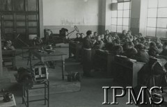 Po 1945, Włochy.
Polscy żołnierze na kursie mechanicznym.
Fot. NN, Instytut Polski im. gen. Sikorskiego w Londynie, [album 144 - fot. z Włoch, dar Michniewicza z Buenos Aires 1.01.1961].