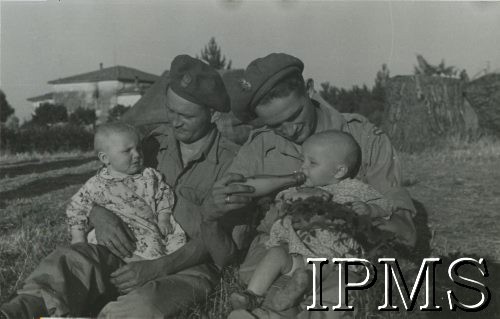 Ok. 1945, Włochy.
Żołnierze 2 Korpusu z niemowlętami.
Fot. NN, Instytut Polski im. gen. Sikorskiego w Londynie, [album 144 - fot. z Włoch, dar Michniewicza z Buenos Aires 1.01.1961].