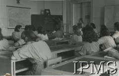 Ok. 1945, Włochy.
Grupa Polek w sali szkolnej podczas lekcji chemii.
Fot. NN, Instytut Polski im. gen. Sikorskiego w Londynie, [album 144 - fot. z Włoch, dar Michniewicza z Buenos Aires 1.01.1961].