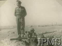 Kwiecień 1943, Irak.
Żołnierz 5 Kresowej Dywizji Piechoty w punkcie obserwacyjnym.
Fot. NN, Instytut Polski i Muzeum im. gen. Sikorskiego w Londynie [album 148 - generałowi Zygmuntowi Bohuszowi Szyszko 5 Kresowa Dywizja Piechoty, Irak w kwietniu 1943 r.]