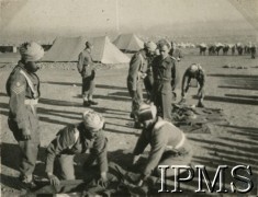 Kwiecień 1943, Irak.
Obóz wojskowy, widoczni żołnierze 5 Kresowej Dywizji Piechoty oraz żołnierze hinduscy.
Fot. NN, Instytut Polski i Muzeum im. gen. Sikorskiego w Londynie [album 148 - generałowi Zygmuntowi Bohuszowi Szyszko 5 Kresowa Dywizja Piechoty, Irak w kwietniu 1943 r.]