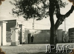 1945-1946, Barletta - Trani, Włochy.
Wejście do Komendy Rejonu Osiedli Polskich.
Fot. NN, Instytut Polski i Muzeum im. gen. Sikorskiego w Londynie [album 160 - Osiedla polskie w Italii 26.06.1946, dar prezydentowi RP. Dedykacja w albumie: Prezydentowi Rzeczypospolitej Polskiej Władysławowi Raczkiewiczowi w imieninowym fragmenty ze swego życia na gościnnej ziemi italskiej wraz z wyrazami najwyższej czci składają Osiedla Polskie w Italii Barletta - Trani 26.06.1946].