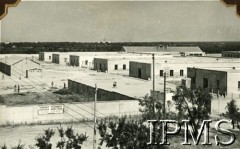 1945-1946, Barletta - Trani, Włochy.
Widok polskiego osiedla.
Fot. NN, Instytut Polski i Muzeum im. gen. Sikorskiego w Londynie [album 160 - Osiedla polskie w Italii 26.06.1946, dar prezydentowi RP]. Dedykacja w albumie: Prezydentowi Rzeczypospolitej Polskiej Władysławowi Raczkiewiczowi w imieninowym fragmenty ze swego życia na gościnnej ziemi italskiej wraz z wyrazami najwyższej czci składają Osiedla Polskie w Italii Barletta - Trani 26.06.1946].
