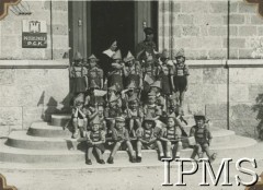 1945-1946, Barletta - Trani, Włochy.
Dzieci na schodach przedszkola Polskiego Czerwonego Krzyża.
Fot. NN, Instytut Polski i Muzeum im. gen. Sikorskiego w Londynie [album 160 - Osiedla polskie w Italii 26.06.1946, dar prezydentowi RP. Dedykacja w albumie: Prezydentowi Rzeczypospolitej Polskiej Władysławowi Raczkiewiczowi w imieninowym fragmenty ze swego życia na gościnnej ziemi italskiej wraz z wyrazami najwyższej czci składają Osiedla Polskie w Italii Barletta - Trani 26.06.1946].