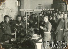 1945-1946, Barletta - Trani, Włochy.
Grupa polskich żołnierzy na kursie mechanicznym.
Fot. NN, Instytut Polski i Muzeum im. gen. Sikorskiego w Londynie [album 160 - Osiedla polskie w Italii 26.06.1946, dar prezydentowi RP. Dedykacja w albumie: Prezydentowi Rzeczypospolitej Polskiej Władysławowi Raczkiewiczowi w imieninowym fragmenty ze swego życia na gościnnej ziemi italskiej wraz z wyrazami najwyższej czci składają Osiedla Polskie w Italii Barletta - Trani 26.06.1946].