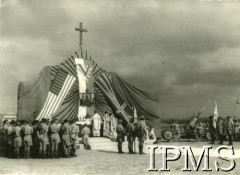 Listopad 1943, Palestyna.Naczelny Wódz Polskich Sił Zbrojnych gen. Kazimierz Sosnkowski wizytuje 3 Dywizję Strzelców Karpackich. Na zdjęciu msza święta. Fot. NN, Instytut Polski i Muzeum im. gen. Sikorskiego w Londynie [album 161 - Naczelny Wódz w 3 DSK, Palestyna listopad 1943]