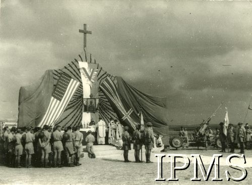 Listopad 1943, Palestyna.
Naczelny Wódz Polskich Sił Zbrojnych gen. Kazimierz Sosnkowski wizytuje 3 Dywizję Strzelców Karpackich. Na zdjęciu msza święta. 
Fot. NN, Instytut Polski i Muzeum im. gen. Sikorskiego w Londynie [album 161 - Naczelny Wódz w 3 DSK, Palestyna listopad 1943]