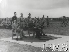 Listopad 1943, Palestyna.
Naczelny Wódz Polsich Sił Zbrojnych gen. Kazmierz Sosnkowski wizytuje 3 Dywizję Strzeców Karpackich. Fotografia wykonana w czasie mszy świętej, siedzą od lewej: minister Henryk Strasburger, gen. Kazmierz Sosnkowski, gen. Władysław Anders. 
Fot. NN, Instytut Polski i Muzeum im. gen. Sikorskiego w Londynie [album 161 - Naczelny Wódz w 3 DSK, Palestyna listopad 1943].