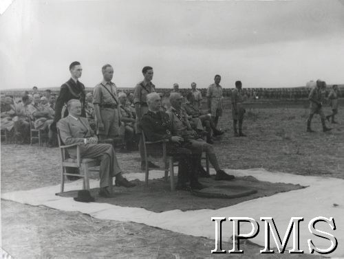 Listopad 1943, Palestyna.
Naczelny Wódz Polsich Sił Zbrojnych gen. Kazmierz Sosnkowski wizytuje 3 Dywizję Strzeców Karpackich. Fotografia wykonana w czasie mszy świętej, siedzą od lewej: minister Henryk Strasburger, gen. Kazmierz Sosnkowski, gen. Władysław Anders. 
Fot. NN, Instytut Polski i Muzeum im. gen. Sikorskiego w Londynie [album 161 - Naczelny Wódz w 3 DSK, Palestyna listopad 1943].