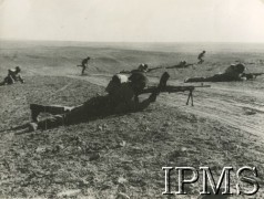 Listopad 1943, Palestyna.Ćwiczenia 3 Dywizji Strzelców Karpackich podczas wizyty Naczelnego Wodza Polskich Sił Zbrojnych gen. Kazimierza Sosnkowskiego.Fot. NN, Instytut Polski i Muzeum im. gen. Sikorskiego w Londynie [album 161 - Naczelny Wódz w 3 DSK, Palestyna listopad 1943].