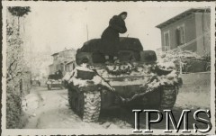 Zima 1944, Morze Adriatyckie (okolice), Włochy.
Żołnierz 7 Pułku Artylerii Przeciwpancernej na czołgu.
Fot. NN, Instytut Polski i Muzeum im. gen. Sikorskiego w Londynie, [album 164 - 7 Pułk Artylerii Przeciwpancernej, 19 XII 1945 Irak - Włochy].