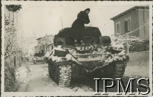 Zima 1944, Morze Adriatyckie (okolice), Włochy.
Żołnierz 7 Pułku Artylerii Przeciwpancernej na czołgu.
Fot. NN, Instytut Polski i Muzeum im. gen. Sikorskiego w Londynie, [album 164 - 7 Pułk Artylerii Przeciwpancernej, 19 XII 1945 Irak - Włochy].