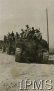 1944, Morze Adriatyckie (okolice), Włochy.
Żołnierze 7 Pułku Artylerii Przeciwpancernej na czołgach.
Fot. NN, Instytut Polski i Muzeum im. gen. Sikorskiego w Londynie, [album 164 - 7 Pułk Artylerii Przeciwpancernej, 19 XII 1945 Irak - Włochy].