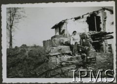 1944, Morze Adriatyckie (okolice), Włochy.
Żołnierze 7 Pułku Artylerii Przeciwpancernej na zniszczonym niemieckim czołgu.
Fot. NN, Instytut Polski i Muzeum im. gen. Sikorskiego w Londynie, [album 164 - 7 Pułk Artylerii Przeciwpancernej, 19 XII 1945 Irak - Włochy].