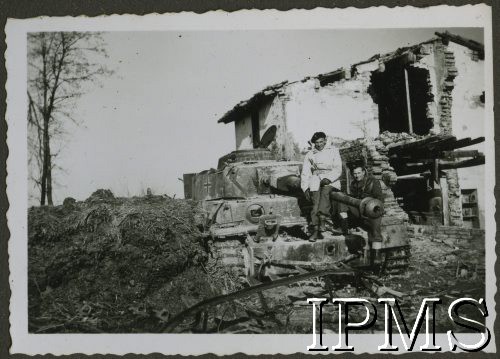 1944, Morze Adriatyckie (okolice), Włochy.
Żołnierze 7 Pułku Artylerii Przeciwpancernej na zniszczonym niemieckim czołgu.
Fot. NN, Instytut Polski i Muzeum im. gen. Sikorskiego w Londynie, [album 164 - 7 Pułk Artylerii Przeciwpancernej, 19 XII 1945 Irak - Włochy].