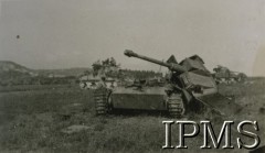 1944, Morze Adriatyckie (okolice), Włochy.
7 Pułk Artylerii Przeciwpancernej w trakcie kampanii nad Adriatykiem. Na pierwszym planie zniszczony czołg niemiecki.
Fot. NN, Instytut Polski i Muzeum im. gen. Sikorskiego w Londynie, [album 164 - 7 Pułk Artylerii Przeciwpancernej, 19 XII 1945 Irak - Włochy]