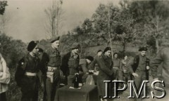 1944, Arezzo (okolice), Apeniny, Włochy.
Żołnierze 7 Pułku Artylerii Przeciwpancernej.
Fot. NN, Instytut Polski i Muzeum im. gen. Sikorskiego w Londynie, [album 164 - 7 Pułk Artylerii Przeciwpancernej, 19 XII 1945 Irak - Włochy].