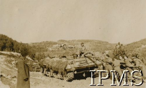 1944, Arezzo (okolice), Apeniny, Włochy.
7 Pułk Artylerii Przeciwpancernej podczas kampanii włoskiej. Żołnierze udrażniają lufę czołgu.
Fot. NN, Instytut Polski i Muzeum im. gen. Sikorskiego w Londynie, [album 164 - 7 Pułk Artylerii Przeciwpancernej, 19 XII 1945 Irak - Włochy].