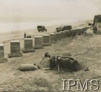 1941, Szkocja, Wielka Brytania.
I Korpus Polski na stanowiskach obronnych na wschodnim wybrzeżu. Na pierwszym planie żołnierz z dalmierzem, w tle zapory przeciwczołgowe.
Fot. NN, Instytut Polski i Muzeum im. gen. Sikorskiego w Londynie [album 169 - wojsko w Szkocji 1941].
