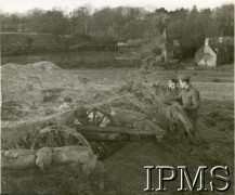 1941, Szkocja, Wielka Brytania.
Żołnierze I Korpusu podczas ćwiczeń w maskowaniu działa.
Fot. NN, Instytut Polski i Muzeum im. gen. Sikorskiego w Londynie [album 169 - wojsko w Szkocji 1941].