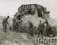 1941, Szkocja, Wielka Brytania.
Budowa umocnień nadmorskich przez żołnierzy I Korpusu.
Fot. NN, Instytut Polski i Muzeum im. gen. Sikorskiego w Londynie [album 169 - wojsko w Szkocji 1941].