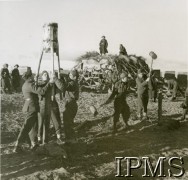 1941, Szkocja, Wielka Brytania.
Żołnierze I Korpusu budują umocnienia na wschodnim wybrzeżu. Podpis oryginalny: Bicie pali, 