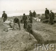 1941, Szkocja, Wielka Brytania.
Żołnierze I Korpusu budują umocnienia na wschodnim wybrzeżu. Na zdjęciu napełnianie worków piaskiem.
Fot. NN, Instytut Polski i Muzeum im. gen. Sikorskiego w Londynie [album 169 - wojsko w Szkocji 1941].