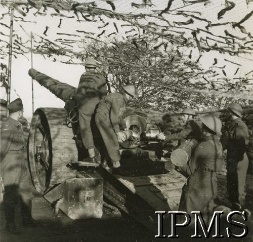 1941, Tentsmuir, Szkocja, Wielka Brytania.
Żołnierze I Korpusu na stanowisku artyleryjskim na wschodnim wybrzeżu.
Fot. NN, Instytut Polski i Muzeum im. gen. Sikorskiego w Londynie [album 169 - wojsko w Szkocji 1941].