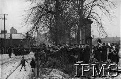 Styczeń 1945, Duns, Szkocja, Wielka Brytania.
I Korpus Polski, przemarsz żołnierzy, z prawej orkiestra. Podpis oryginalny: 