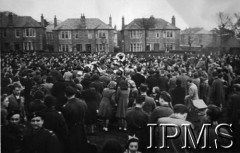 8.05.1945, Dundee, Szkocja, Wielka Brytania. 
Obchody Dnia Zwycięstwa z udziałem 4 Dywizji Piechoty. Widoczny tłum, w środku orkiestra wojskowa.
Fot. NN, Instytut Polski i Muzeum im. gen. Sikorskiego w Londynie, [album 171 - Szkocja 1945-1946].