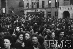 8.05.1945, Dundee, Szkocja, Wielka Brytania. 
Obchody Dnia Zwycięstwa z udziałem 4 Dywizji Piechoty. Widoczny tłum, w środku orkiestra wojskowa.
Fot. NN, Instytut Polski i Muzeum im. gen. Sikorskiego w Londynie, [album 171 - Szkocja 1945-1946].