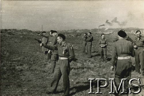 1946, Szkocja, Wielka Brytania.
Oficerowie Kwatery Głównej 4 Dywizji Piechoty na strzelnicy.
Fot. NN, Instytut Polski i Muzeum im. gen. Sikorskiego w Londynie [album 172 - 4 Dywizja Piechoty Szkocja 1946]