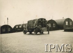 1946, Orkady, Szkocja, Wielka Brytania.
Obóz wojskowy 4 Dywizji Piechoty, widoczni żołnierze w ciężarówce. Fotografia wykonana podczas inspekcji przeprowadzonej przez gen. Kazimierza Glabisza - dowódcę dywizji.
Fot. NN, Instytut Polski i Muzeum im. gen. Sikorskiego w Londynie [album 172 - 4 Dywizja Piechoty Szkocja 1946]