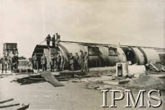 1946 (?), Orkady, Szkocja, Wielka Brytania.
Obóz jednego z oddziałów pionierskich 4 Dywizji Piechoty, budowa baraku.
Fot. NN, Instytut Polski i Muzeum im. gen. Sikorskiego w Londynie [album 172 - 4 Dywizja Piechoty Szkocja 1946]