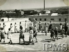 1945-1946, Barletta-Trani, Włochy.
Osiedle polskie, dzieci bawią się na dachu szkoły.
Fot. NN, Instytut Polski i Muzeum im. gen. Sikorskiego w Londynie [album 179 - prezydentowi dziatwa Polski, Osiedle Barletta - Trani, 1945/1946].