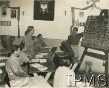 1945, Senigallia, Włochy.
Żołnierze 8 Batalionu Strzelców Karpackich podczas nauki języka angielskiego.
Fot. NN, Instytut Polski i Muzeum im. gen. Sikorskiego w Londynie, [album 181 - 8 Baon 3 DSK 1945].