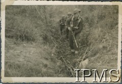 Kwiecień 1945, rzeka Senio (okolice), Włochy.
Żołnierze 8 Batalionu Strzelców Karpackich podczas patrolu.
Fot. NN, Instytut Polski i Muzeum im. gen. Sikorskiego w Londynie, [album 181 - 8 Baon 3 DSK 1945].