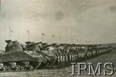 19.09.1945, Ikingi Mariut k./Aleksandrii, Egipt.
14 Wielkopolska Brygada Pancerna w oczekiwaniu na przegląd przez gen. Władysława Andersa. 
Fot. NN, Instytut Polski i Muzeum im. gen. Sikorskiego w Londynie, [album 185 - 14 Wielkopolska Brygada Pancerna, Egipt]